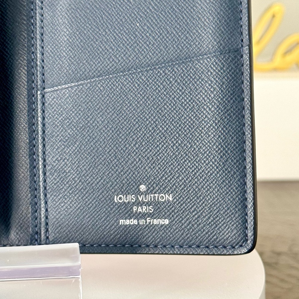 Louis Vuitton Red Taiga Leather Brazza Wallet - Picture 5 of 15